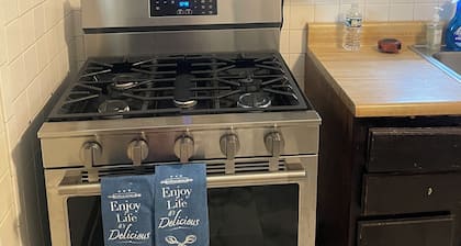 Delightful 2-bedroom house with AC in Berkeley Iconixx Getaway STL