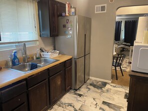 Jääkaappi, mikroaaltouuni, uuni, liesi