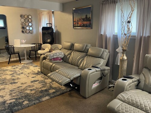 Delightful 2-bedroom house with AC in Berkeley Iconixx Getaway STL