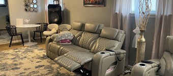 Delightful 2-bedroom house with AC in Berkeley Iconixx Getaway STL