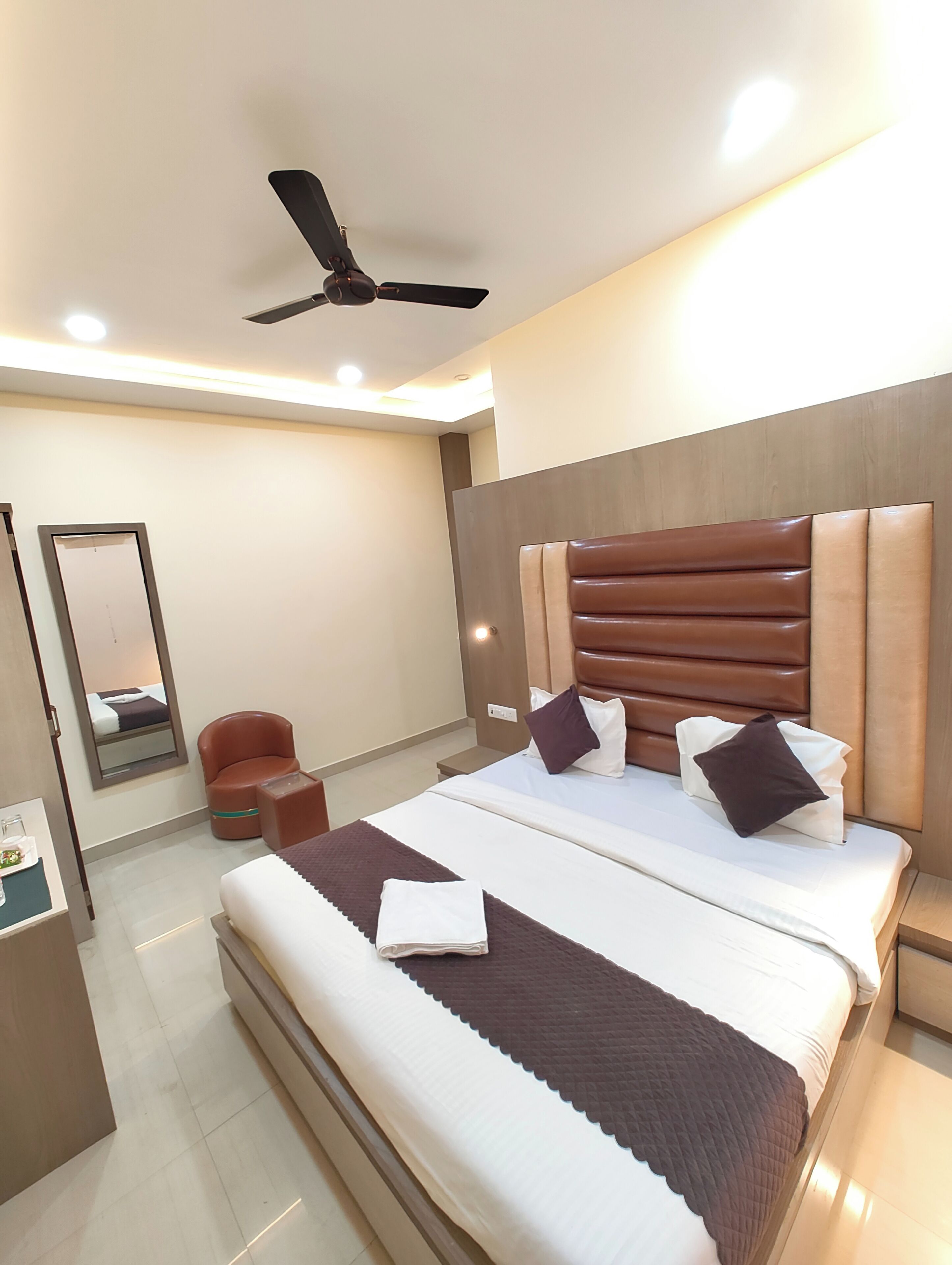 Classic Double Room, Air conditioning | Hypo-allergenic bedding, desk, soundproofing, free WiFi