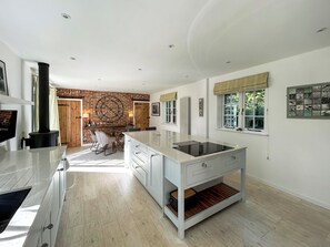 Dishwasher - Stay here for the perfect blend of comfort and charm. (Easthampnett near Chichester)