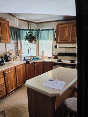 Réfrigérateur, four à micro-ondes, un four, surface de cuisson