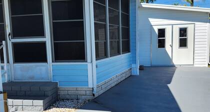 Cozy 2-bedroom mobile home in serene Lake Placid Camp Florida Sleeps up to 4+
