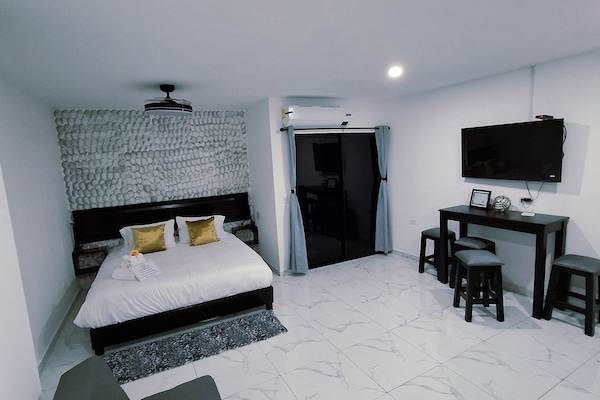 1 sovrum, värdeförvaringsskåp på rummet och strykjärn/strykbräda