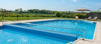 Cosy apartment with shared pool on estate