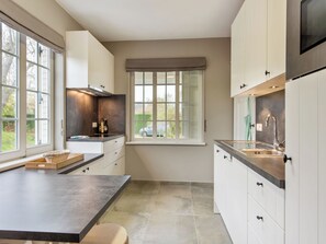 Kühlschrank, Mikrowelle, Herdplatte, Geschirrspüler