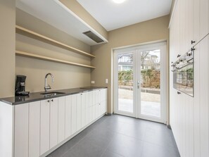 Fridge, microwave, oven, stovetop - Spacious holiday home close to the centre (Koksijde)