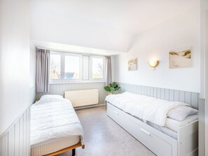 4 bedrooms, iron/ironing board, Internet