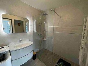 Suihku, pyyhkeet, vessapaperi