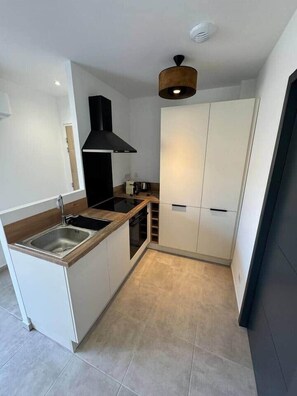 Fridge, microwave, oven, cookware/dishes/utensils