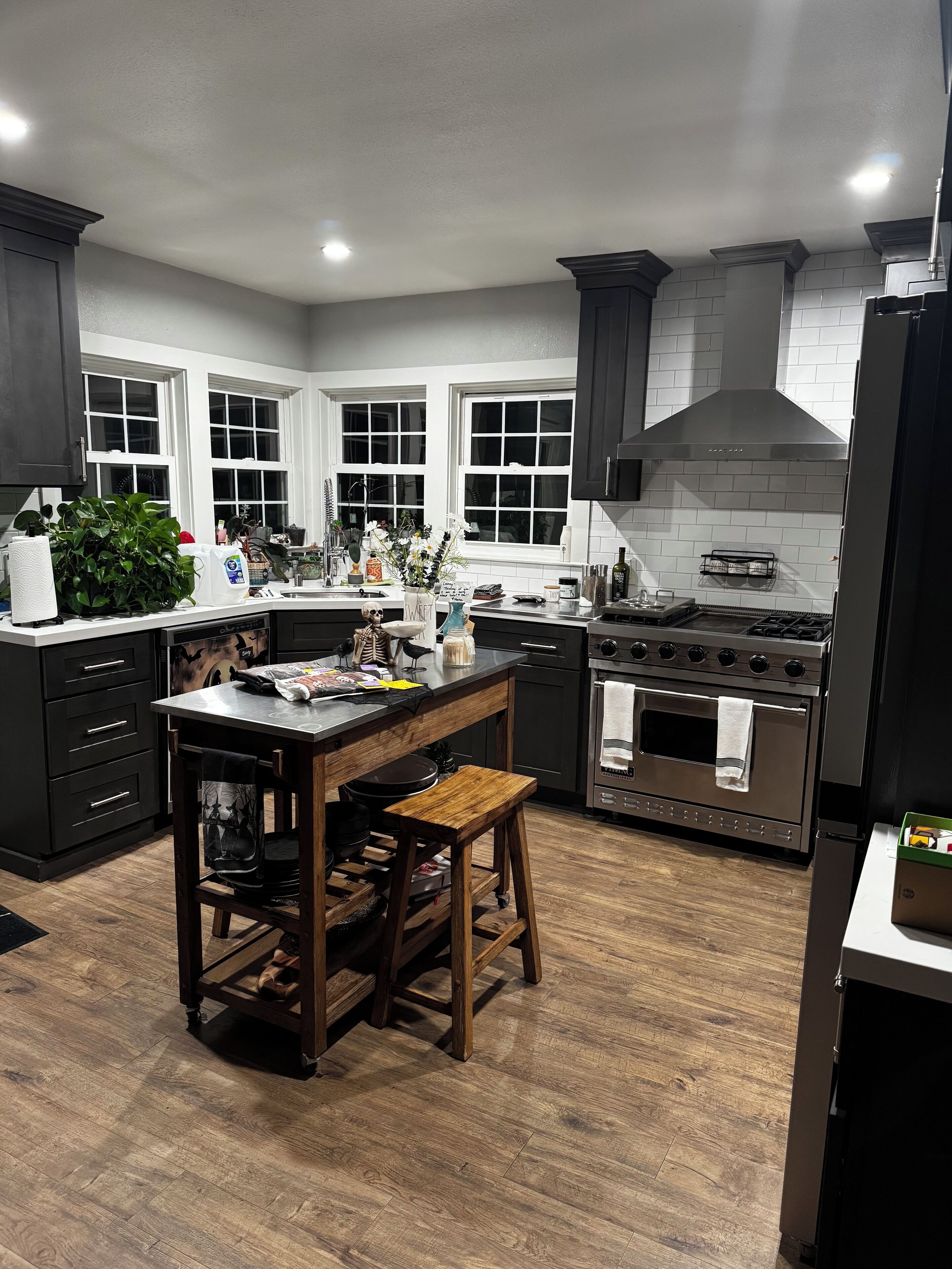 Mikrobølgeovn, ovn, kokeplater og oppvaskmaskin