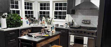 Mikrobølgeovn, ovn, kokeplater og oppvaskmaskin