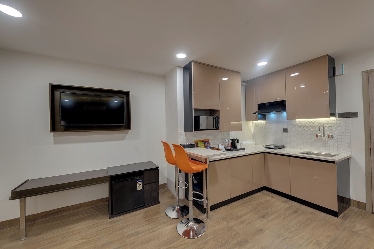 Suite Premium | Dapur kecil pribadi | Lemari es kecil, microwave, dan ketel listrik