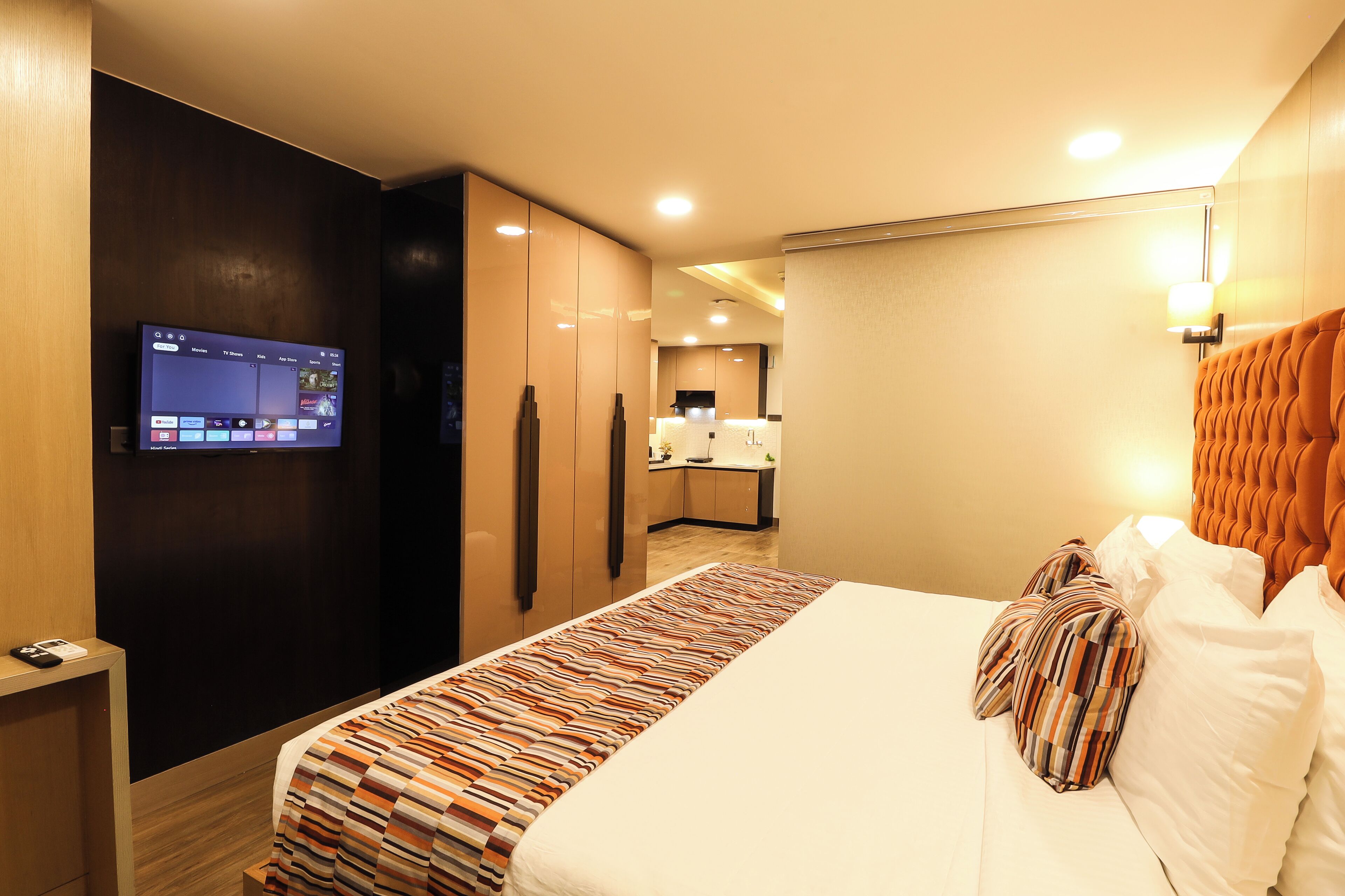 Minibar, caja de seguridad en la habitación y escritorio 