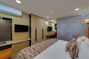 Minibar, brankas, meja kerja, dan ruang kerja ramah laptop