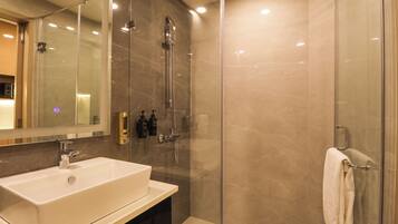 Junior Suite | Bathroom | Shower, free toiletries, hair dryer, slippers