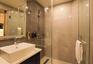 Junior Suite | Bathroom | Shower, free toiletries, hair dryer, slippers