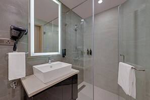 Douche, articles de toilette (gratuits), séchoir à cheveux, pantoufles