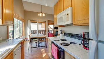 Fridge, microwave, stovetop, dishwasher