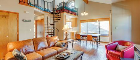 Télévision, cheminée, livres