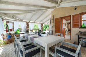 تناول الطعام بالخارج