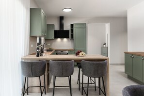 Réfrigérateur, micro-ondes, plaque de cuisson, lave-vaisselle