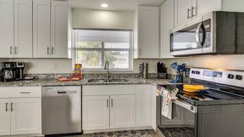 Fridge, microwave, stovetop, dishwasher