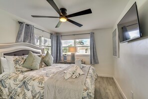 3 bedrooms, iron/ironing board, Internet, bed sheets - Fish & Swim: Waterfront Home w/ Dock in Cape Coral (Cape Coral)