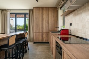 Køleskab, kogeplade, opvaskemaskine, kaffe-/temaskine