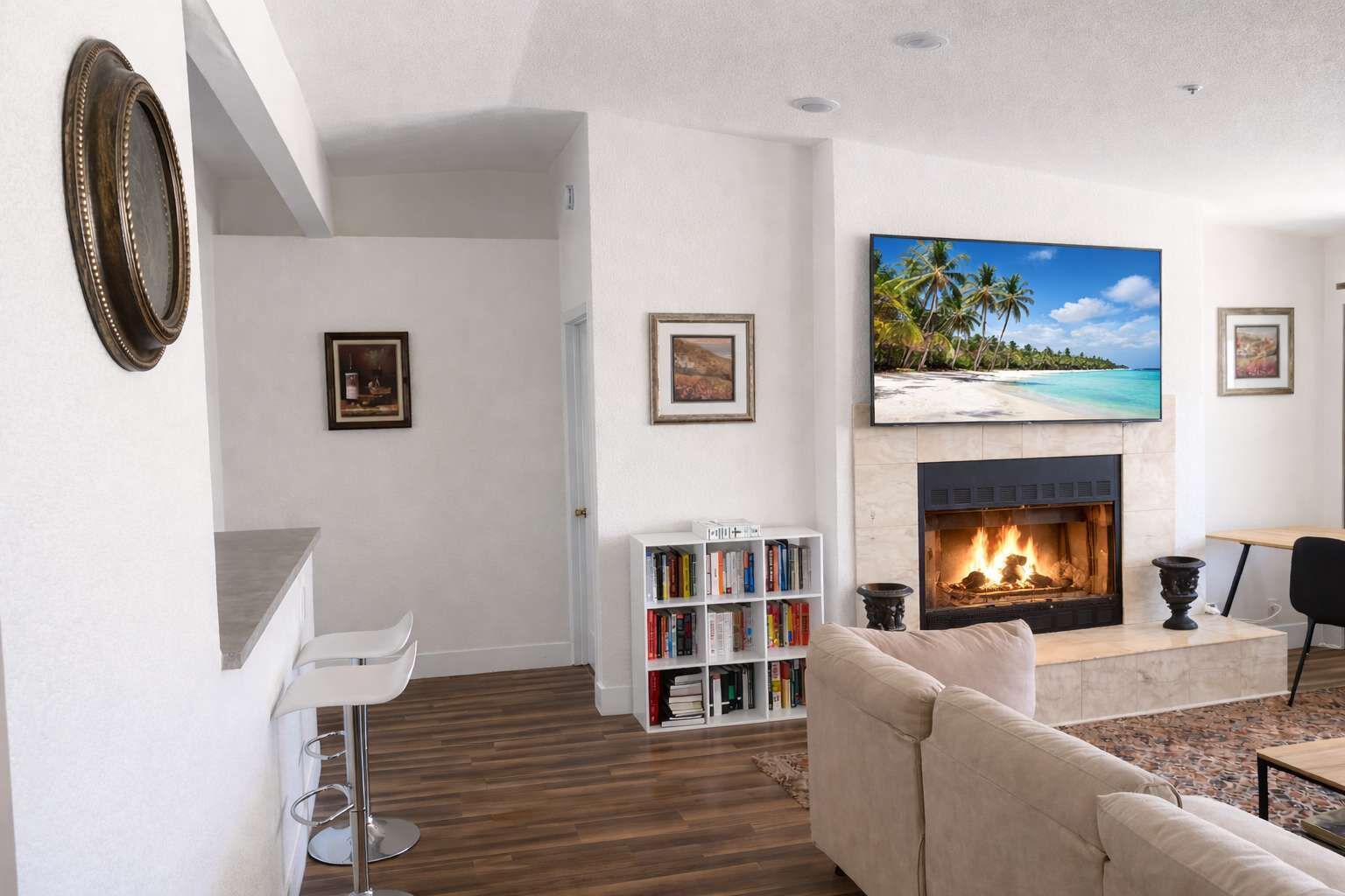 House (3 Bedrooms) | Living room | 43-inch Smart TV with digital channels, fireplace, books