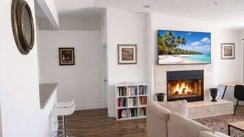 House (3 Bedrooms) | Living room | 43-inch Smart TV with digital channels, fireplace, books
