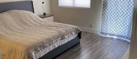 Hus (3 Bedrooms) | 3 soverom, skrivebord, skrivebord for bærbar PC og strykejern/-brett