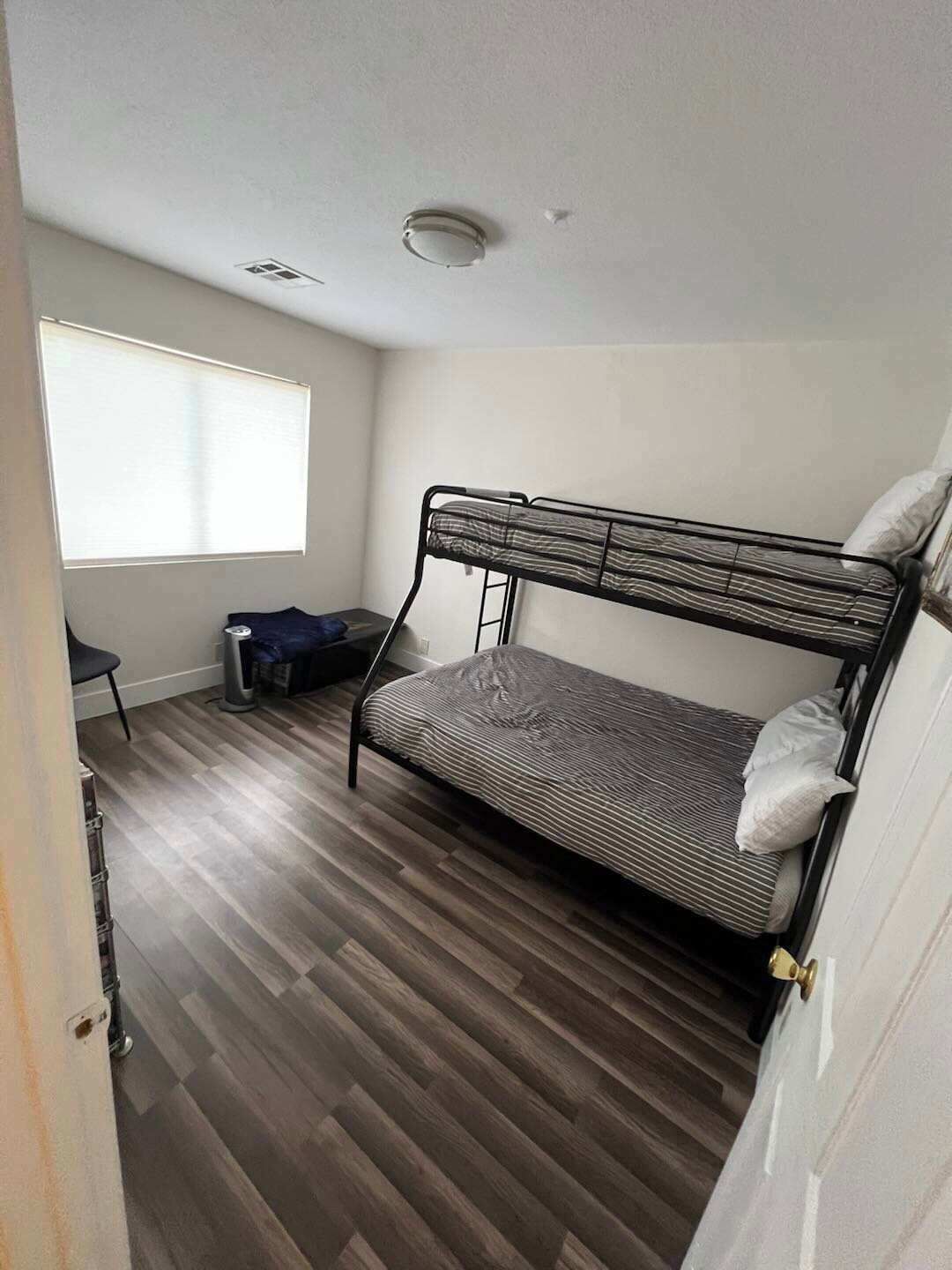 3 habitaciones, escritorio y espacio para trabajar con laptop 