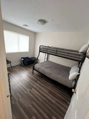 Hús (3 Bedrooms) | 3 svefnherbergi, skrifborð, vinnuaðstaða fyrir fartölvur