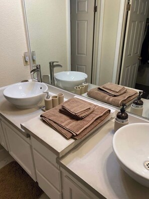 House (3 Bedrooms) | Bathroom | Free toiletries, towels, soap, shampoo