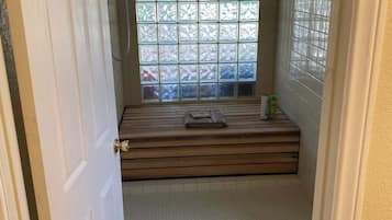 獨棟房屋 (3 Bedrooms) | 浴室 | 淋浴設備、毛巾、肥皂、洗髮精