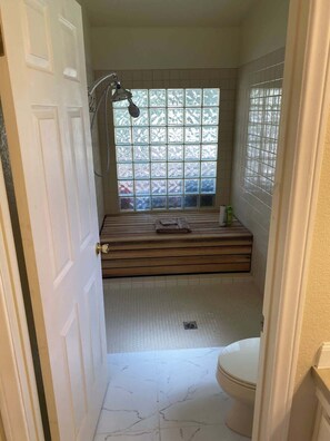 House (3 Bedrooms) | Bathroom | Free toiletries, towels, soap, shampoo