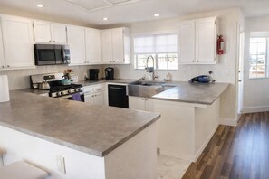 House (3 Bedrooms) | Private kitchen | Fridge, microwave, oven, stovetop - @ Marbella Lane - Majestic Desert Mountain Views (Desert Hot Springs)