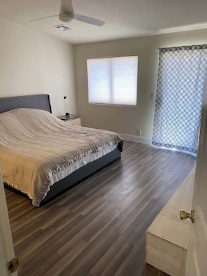 3 habitaciones, escritorio y espacio para trabajar con laptop