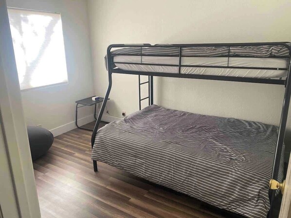 하우스 (3 Bedrooms) | 3 개의 침실, 책상, 노트북 작업 공간, 다리미/다리미판