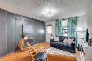 TV, fireplace, books - Little Cove Cottage! Walk to Dtwn Panama City (Panama City)