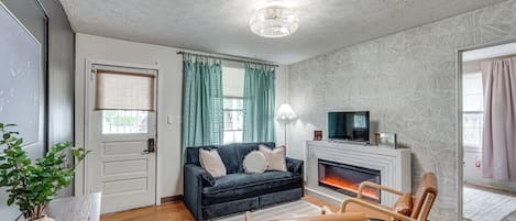 Fernseher, Kamin, Bücher