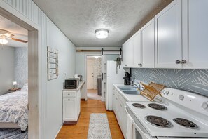 Fridge, microwave, stovetop, coffee/tea maker - Little Cove Cottage! Walk to Dtwn Panama City (Panama City)