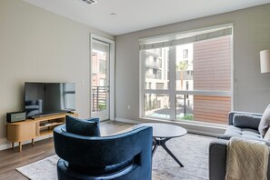 Een televisie en een stereo