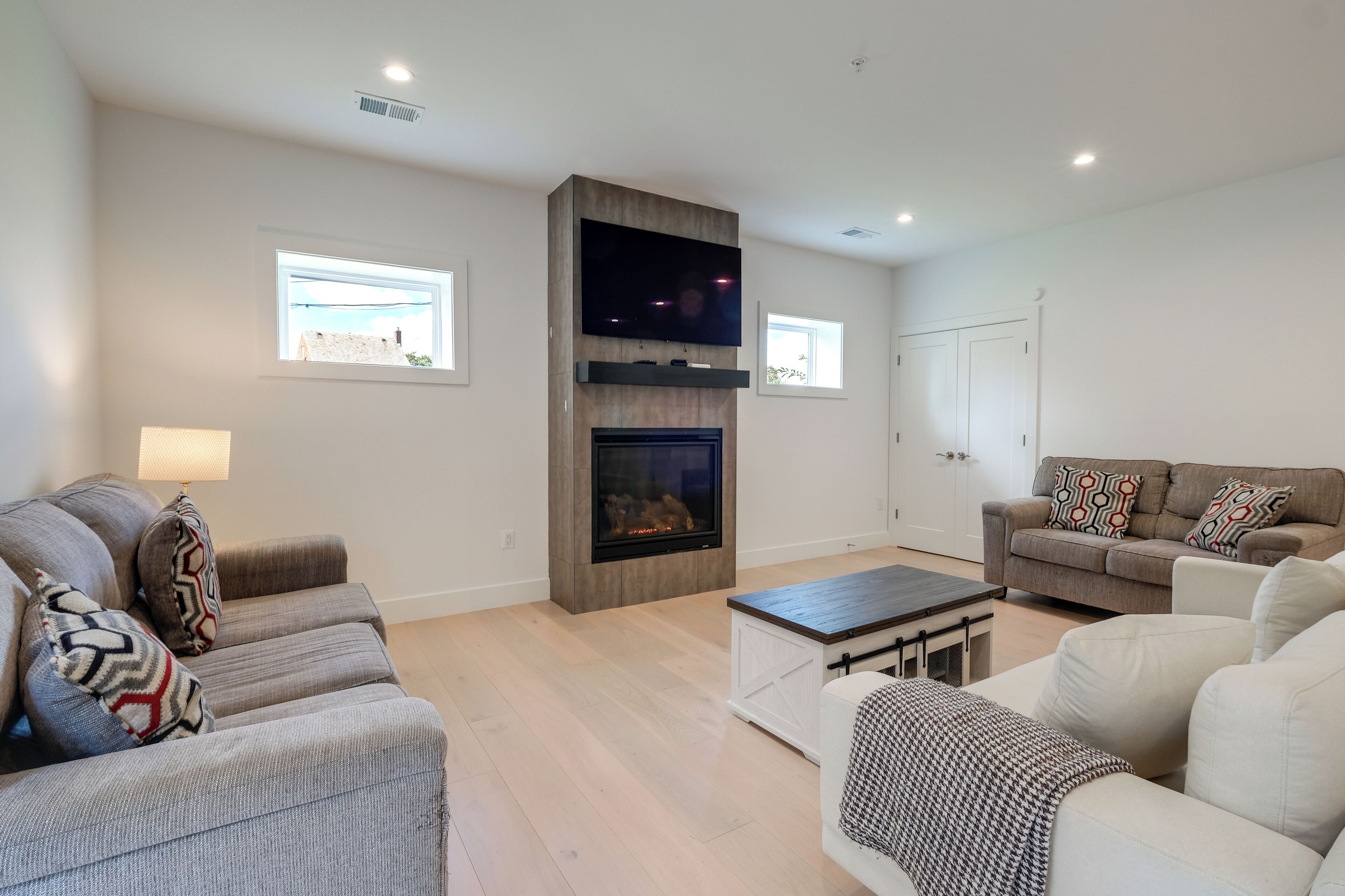 TV, fireplace