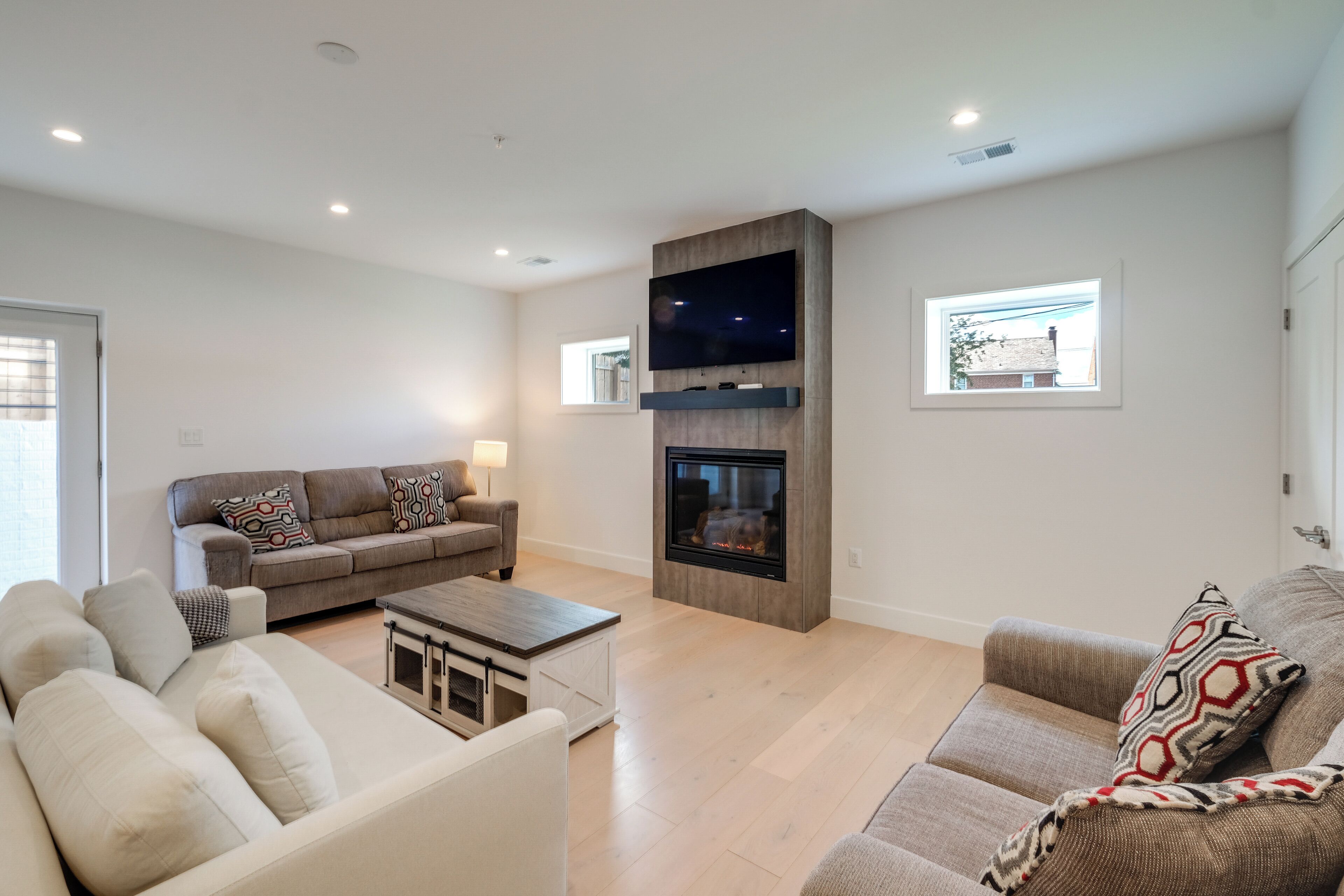 Een televisie en een open haard