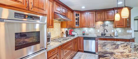 ثلاجة، موقد طهي مسطح، غسالة أطباق، ماكينة لصنع القهوة/الشاي