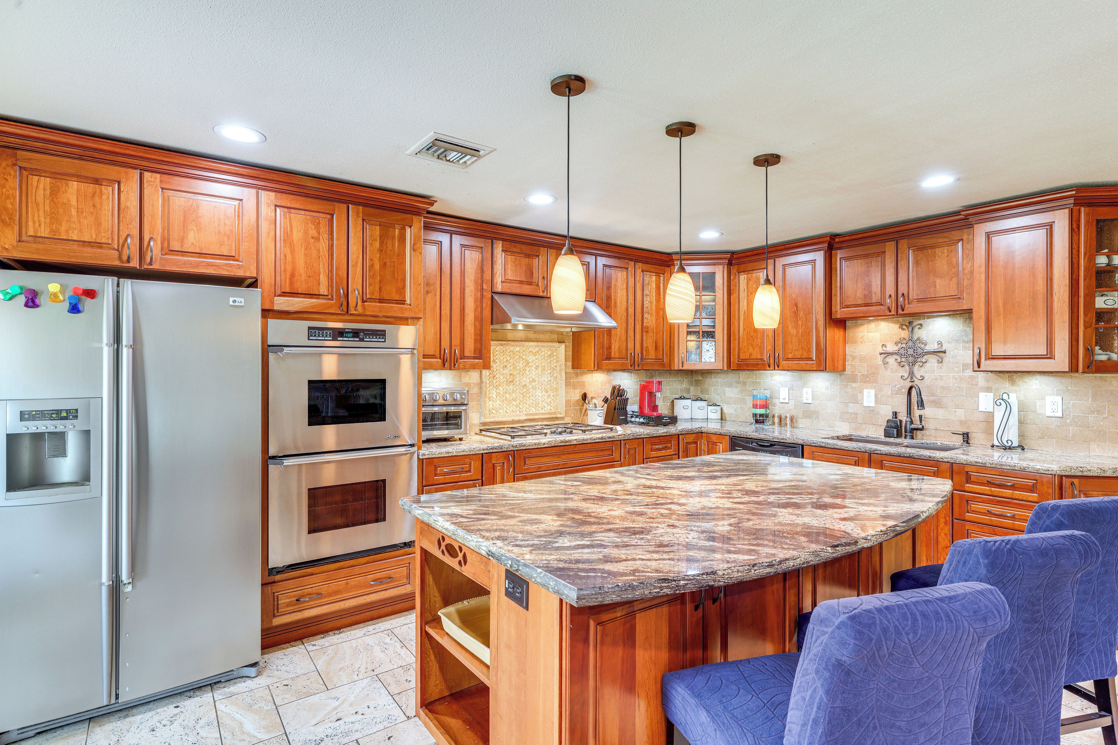 ثلاجة، موقد طهي مسطح، غسالة أطباق، ماكينة لصنع القهوة/الشاي