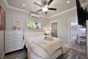 2 soverom, skrivebord, strykejern/-brett og internettilgang